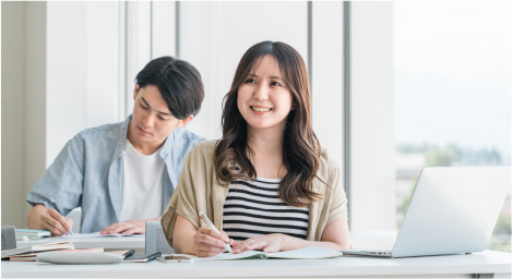 国家試験対策や勉強をする学生のイメージ