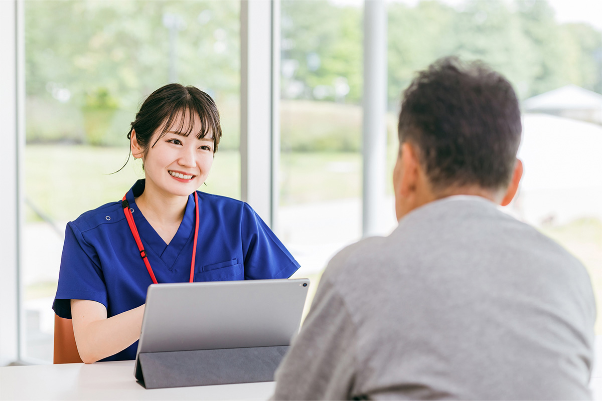 利用者さんと笑顔で関わる福祉の自然なイメージ