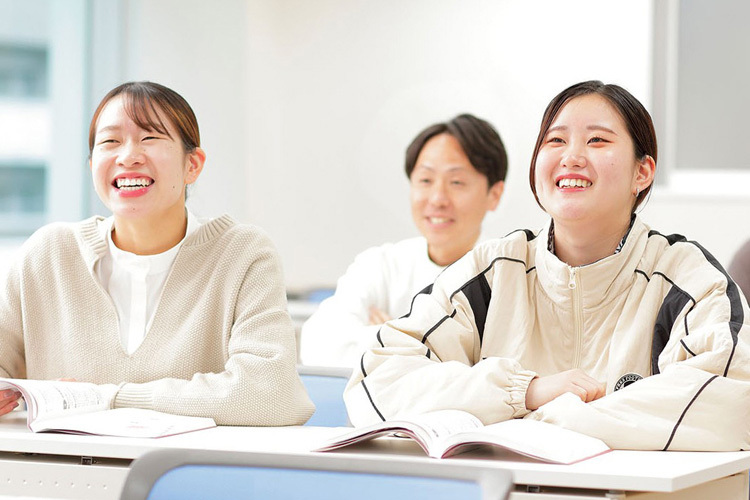 グループワークや学生同士が話している写真
