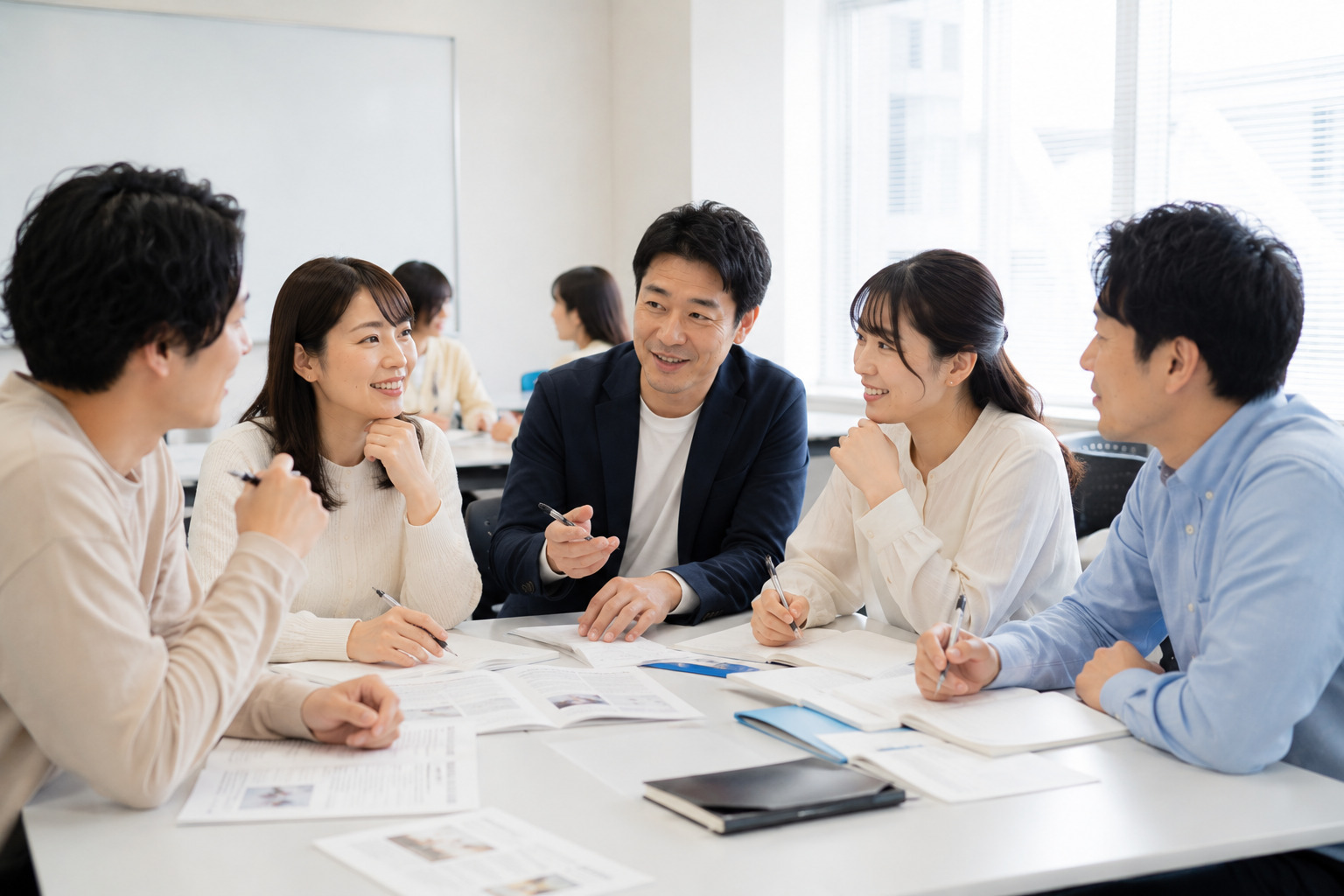 現場で悩みながら支援に取り組む支援者のイメージ