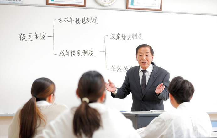 グループワークで学び合う学生たちの様子