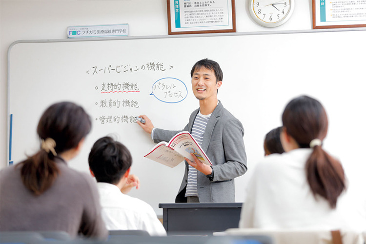 新たな一歩を踏み出す社会人学生のイメージ