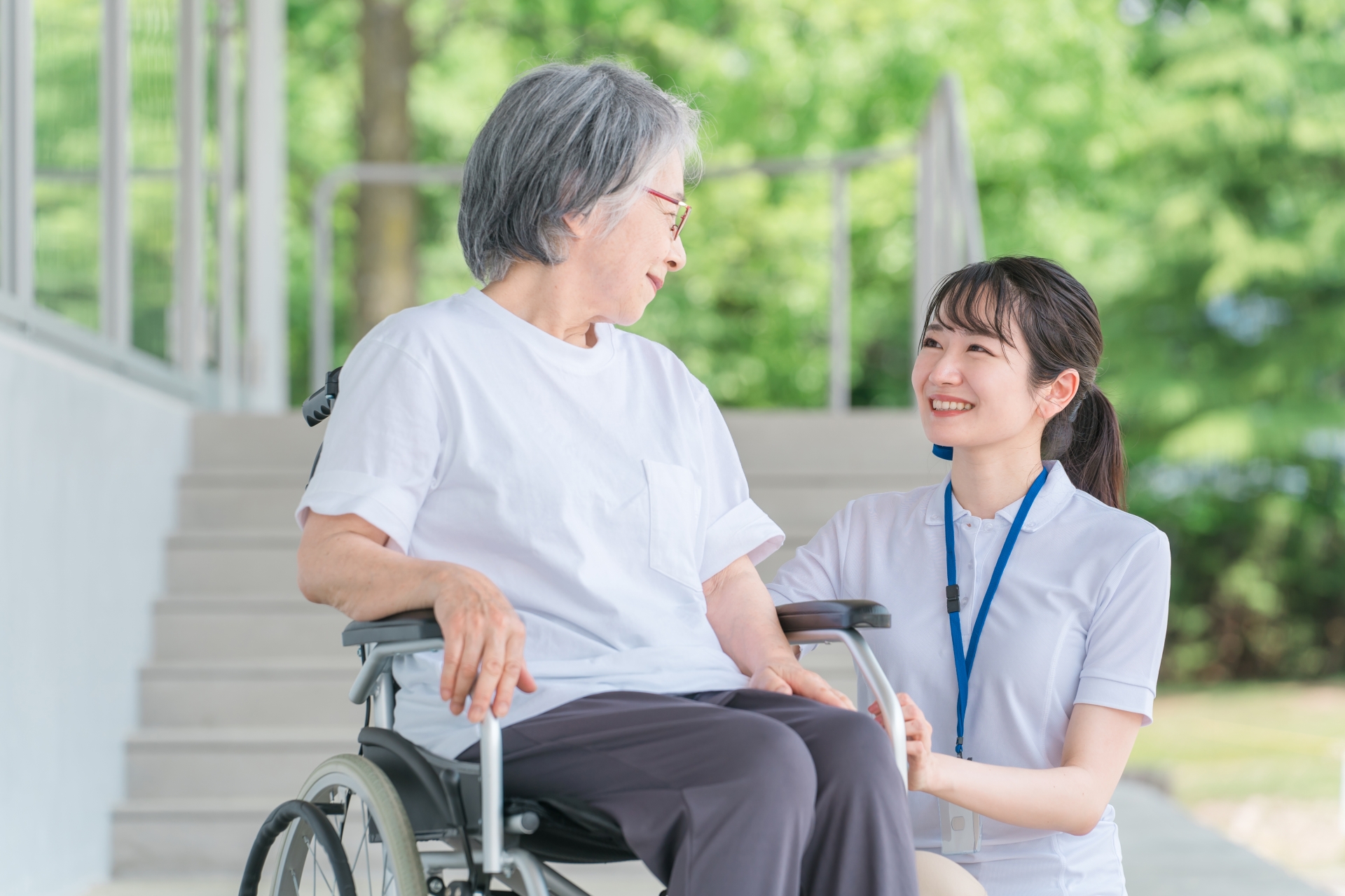 支援者が利用者さんと丁寧に向き合っている様子